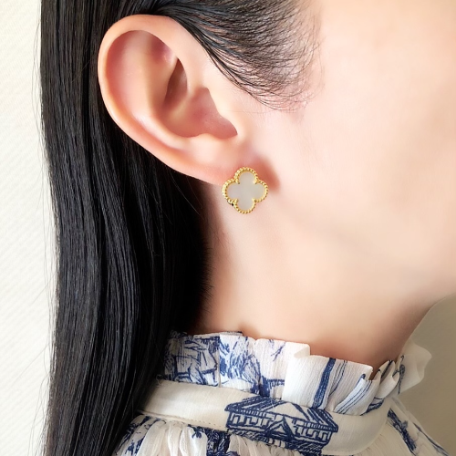 幸せのクローバーピアス 15mm（マザーオブパール）【高品質！送料無料