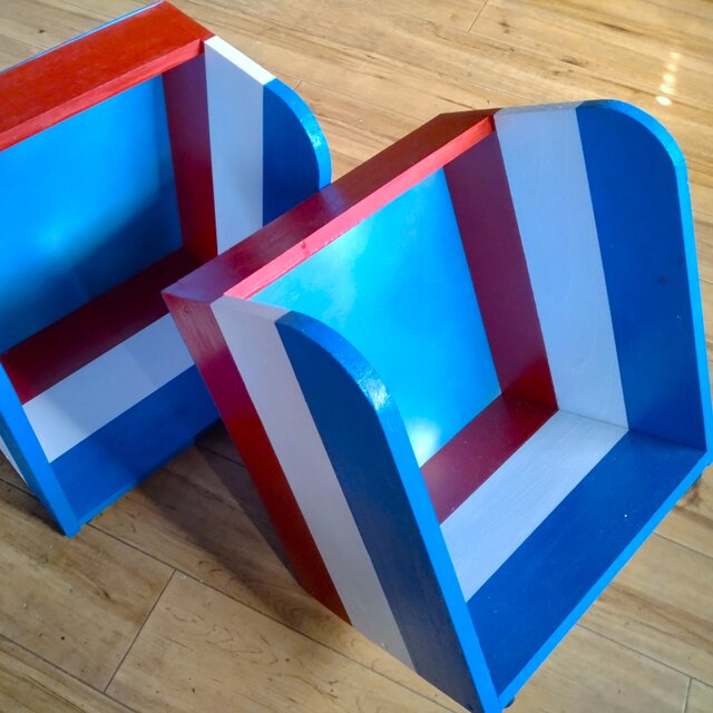 こちらの作品はオーダー品となります。  トリコロール調に仕上げたブックスタンドです。