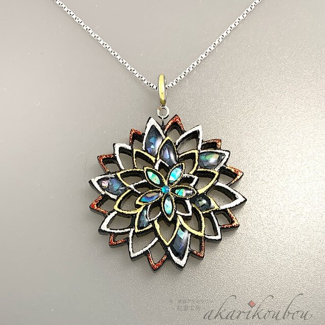 【sv925】漆 螺鈿ペンダント 花透かし彫り 純金箔 プラチナ箔 金蒔絵 漆アクセサリー：金沢箔 金沢漆器 螺鈿ジュエリー