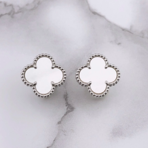 幸せのクローバーピアス 15mm（マザーオブパール）【高品質！送料無料！当日発送！】