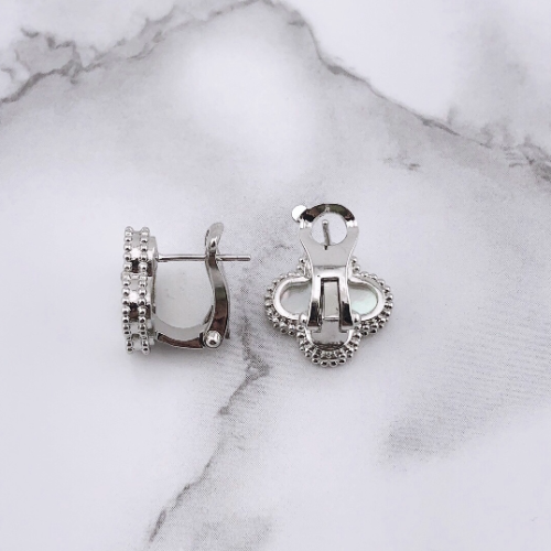 幸せのクローバーピアス 15mm（マザーオブパール）【高品質！送料無料