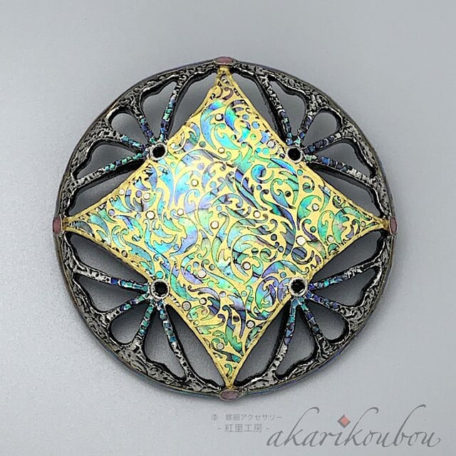 螺鈿ブローチ 華七宝モチーフ 純金箔 プラチナ箔 透かし彫り 漆アクセサリー：伝統工芸 金沢漆器 螺鈿ジュエリー