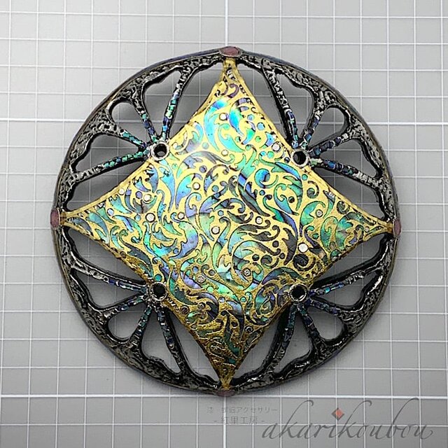 プラチナブローチ 螺鈿ブローチ 華七宝モチーフ 純金箔 プラチナ箔 透かし彫り 漆