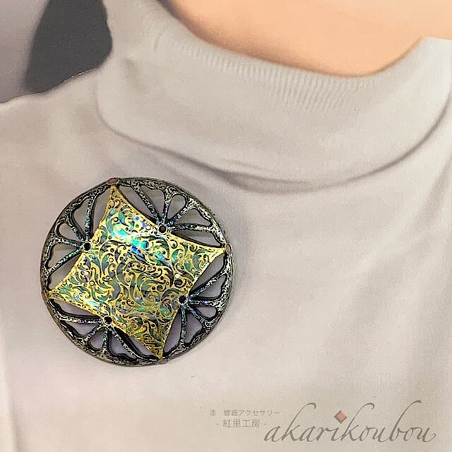 螺鈿ブローチ 華七宝モチーフ 純金箔 プラチナ箔 透かし彫り 漆