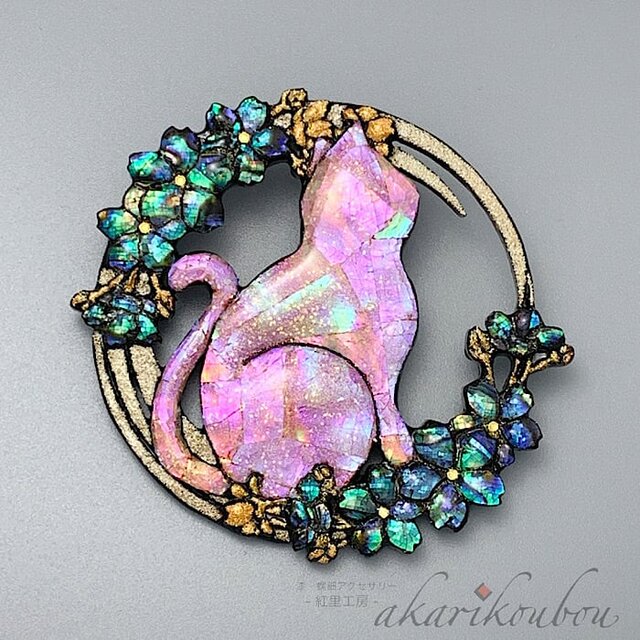 螺鈿ブローチ 桜猫モチーフ 薄桃色螺鈿 純金銀蒔絵 漆アクセサリー ： ねこブローチ 金沢漆器 螺鈿ジュエリー