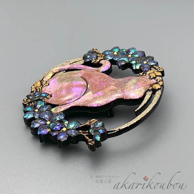螺鈿ブローチ 桜猫モチーフ 薄桃色螺鈿 純金銀蒔絵 漆アクセサリー