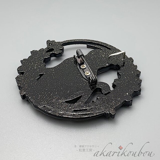 螺鈿ブローチ 桜猫モチーフ 薄桃色螺鈿 純金銀蒔絵 漆アクセサリー