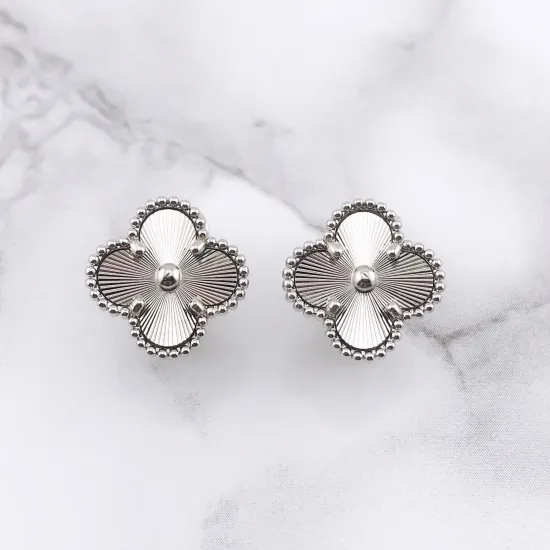 幸せのクローバーピアス 15mm（シルバー）【高品質！送料無料！当日発送！】