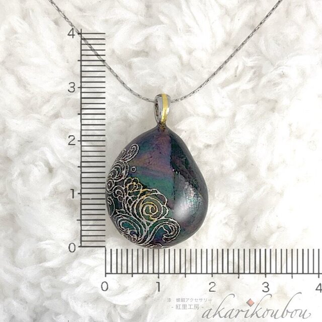 装飾的な黒と金の陶器ボトル 装飾的な黒と金の陶器ボトル