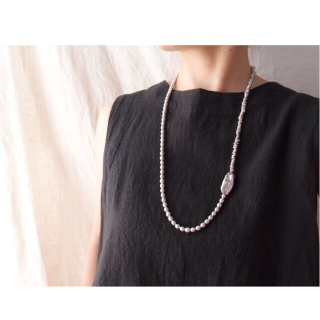 Biwa × Keshi Pearl Necklace ／ビワ×ケシパール アシンメトリーネックレス（Gray）