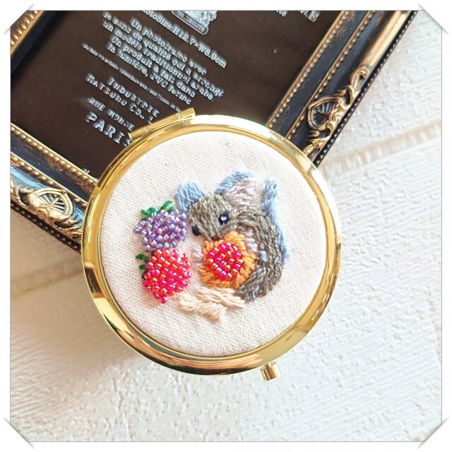 刺繍☆ねずみとベリーのコンパクトミラー
