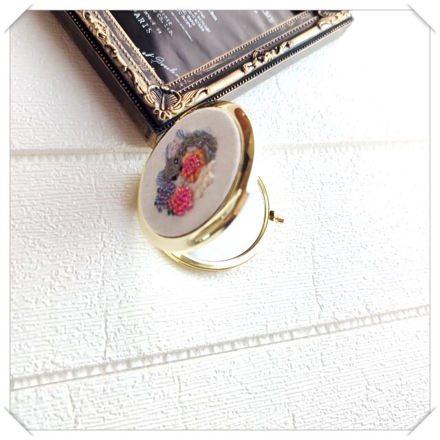 刺繍☆ねずみとベリーのコンパクトミラー | iichi 日々の暮らしを