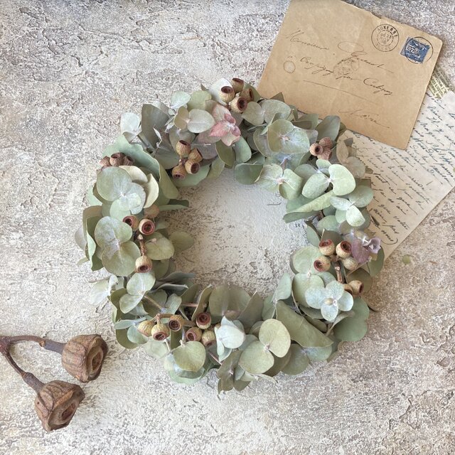 季節に関係なく長く飾れる！ユーカリのシンプルリース20〜実ものを合わせて〜