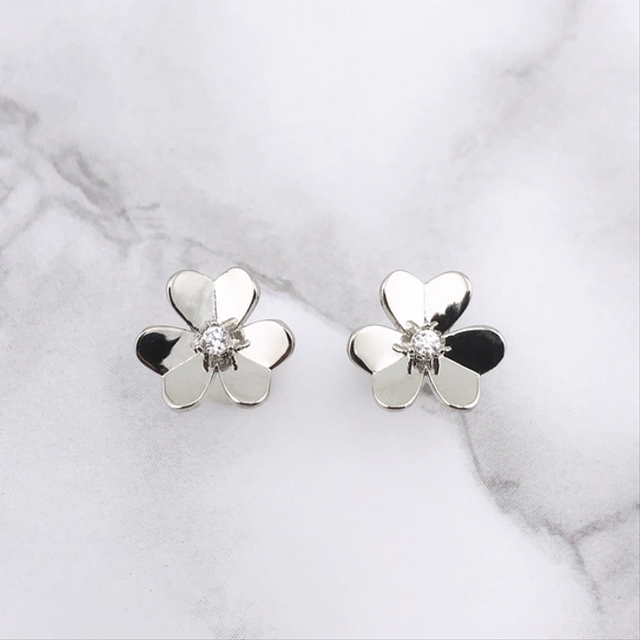 クローバー型 ピアス 14G 16G ］幸せを運んでくれる四葉のクローバー 輝き抜群