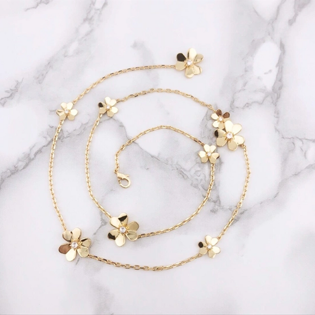幸せのクローバー【高品質！送料無料！当日発送！】ロングネックレス　ゴールド　フラワー　四葉