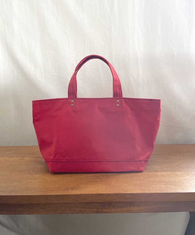 トートバッグM浅型✴︎パラフィン生地✴︎赤×紺色ステッチ✴︎A4ヨコジャスト収納