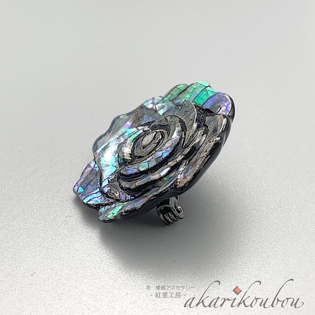 螺鈿ブローチ 青貝螺鈿 薔薇モチーフ 黒漆 漆アクセサリー：伝統工芸