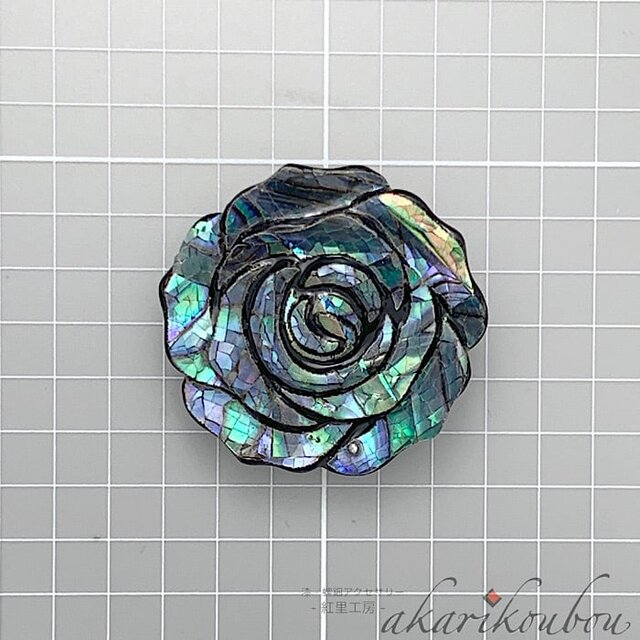 螺鈿ブローチ 青貝螺鈿 薔薇モチーフ 黒漆 漆アクセサリー：伝統工芸