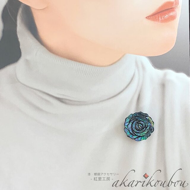 螺鈿ブローチ 青貝螺鈿 薔薇モチーフ 黒漆 漆アクセサリー：伝統工芸