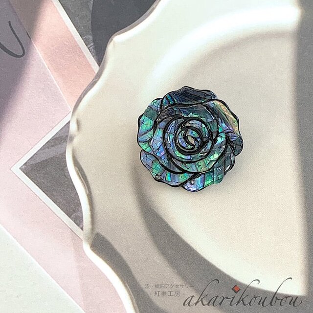 螺鈿ブローチ 青貝螺鈿 薔薇モチーフ 黒漆 漆アクセサリー：伝統工芸
