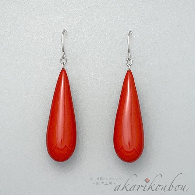 【Pt900】漆ピアス 赤 長雫型 朱漆 フックピアス：プラチナピアス 還暦祝い 金沢漆器 漆アクセサリー