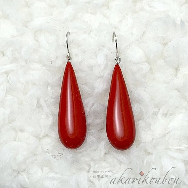 Pt900】漆ピアス 赤 長雫型 朱漆 フックピアス：プラチナピアス 還暦