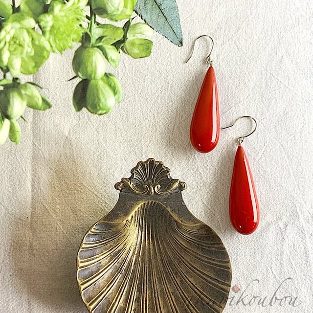 Pt900】漆ピアス 赤 長雫型 朱漆 フックピアス：プラチナピアス 還暦