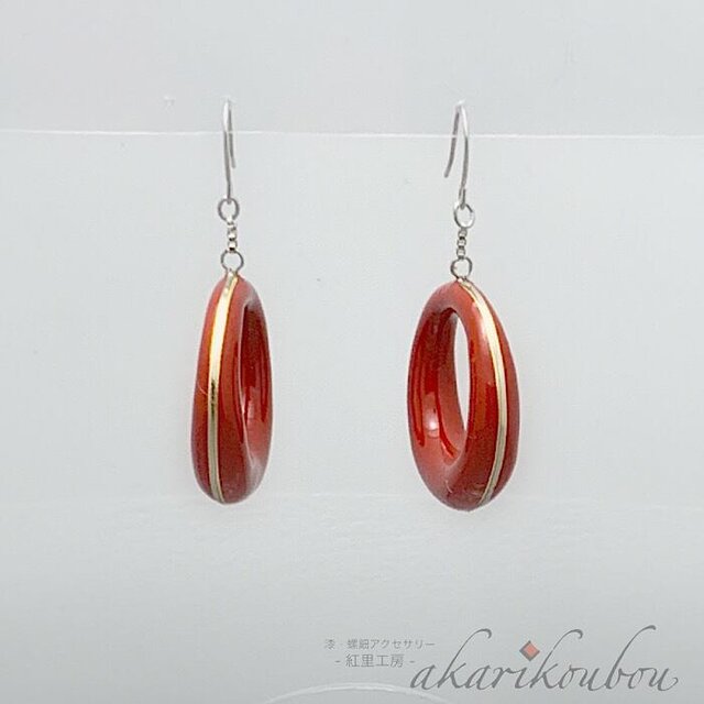 【Pt900】漆ピアス 赤 純金箔 リング型 朱漆 フックピアス：プラチナピアス 還暦祝い 金沢漆器 漆アクセサリー