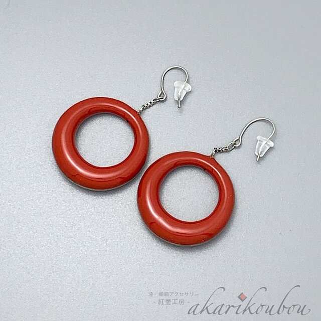 Pt900】漆ピアス 赤 純金箔 リング型 朱漆 フックピアス：プラチナ