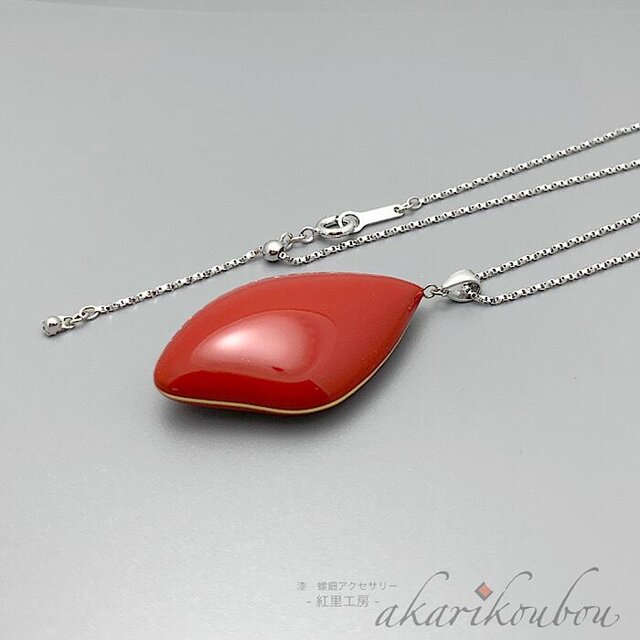 漆ペンダント 赤 花弁形 ドロップ 朱漆 純金箔 漆アクセサリー：赤色