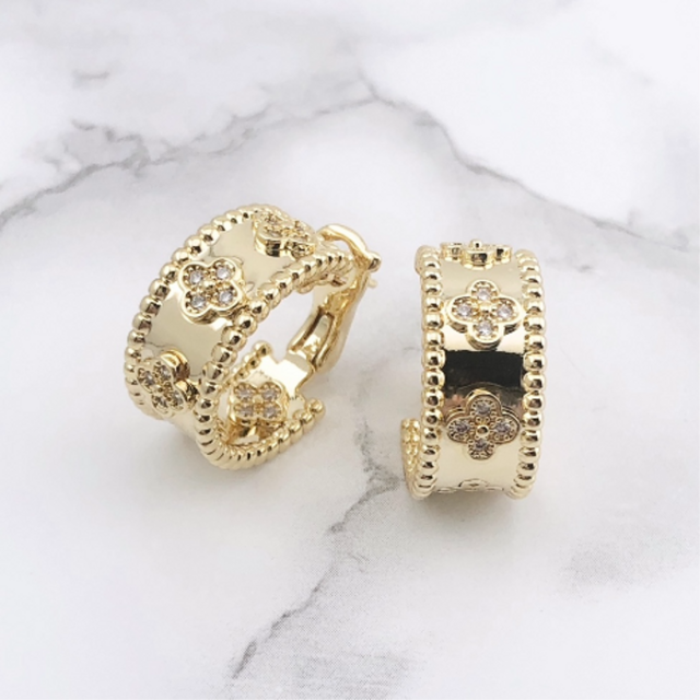 幸せのクローバー【高品質!送料無料！当日配送！】クローバー フープピアス （ゴールド）