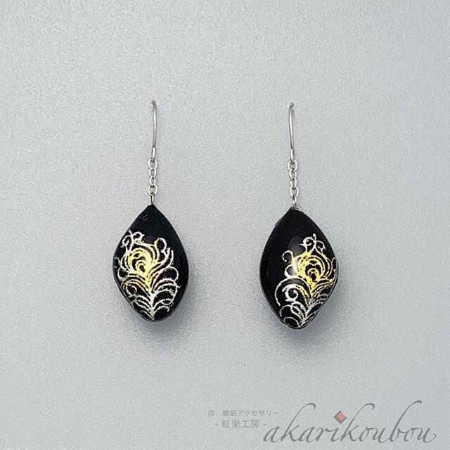 【Pt900】羽根模様 黒漆と瑠璃色螺鈿ピアス プラチナ箔 純金箔 漆アクセサリー：プラチナピアス 金沢漆器 螺鈿ジュエリー