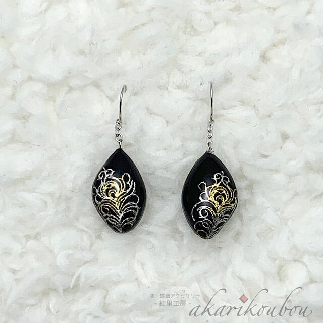 漆ピアス　天然漆・手作り・一点物 Pt900】羽根模様 黒漆と瑠璃色螺鈿ピアス プラチナ箔 純金箔 漆
