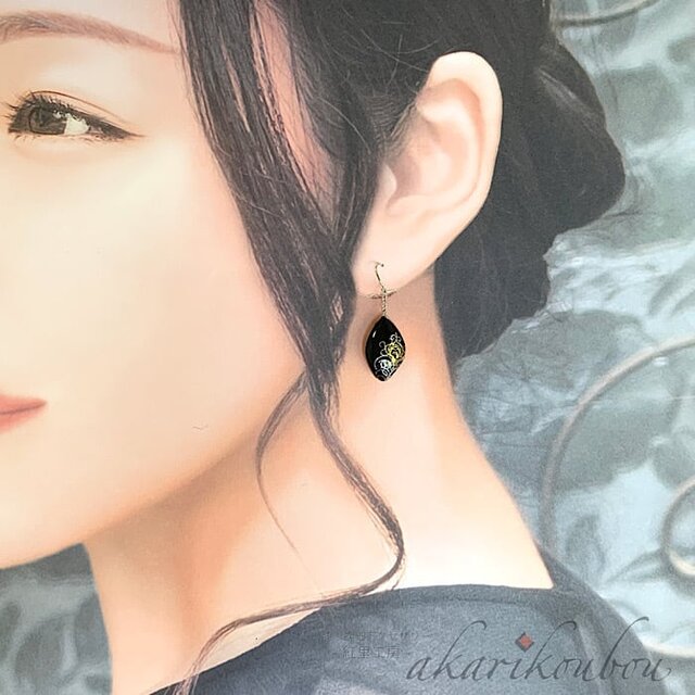 Pt900】羽根模様 黒漆と瑠璃色螺鈿ピアス プラチナ箔 純金箔 漆