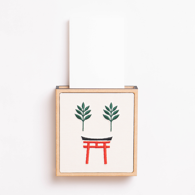 鳥居と榊の刺繍のお札立て（二通りの飾り方が可能）