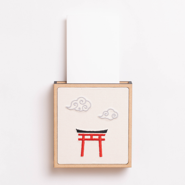 鳥居と筋斗雲の刺繍のお札立て（二通りの飾り方が可能）