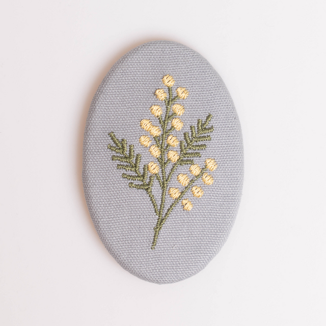 シンプルなミモザの刺繍ブローチ