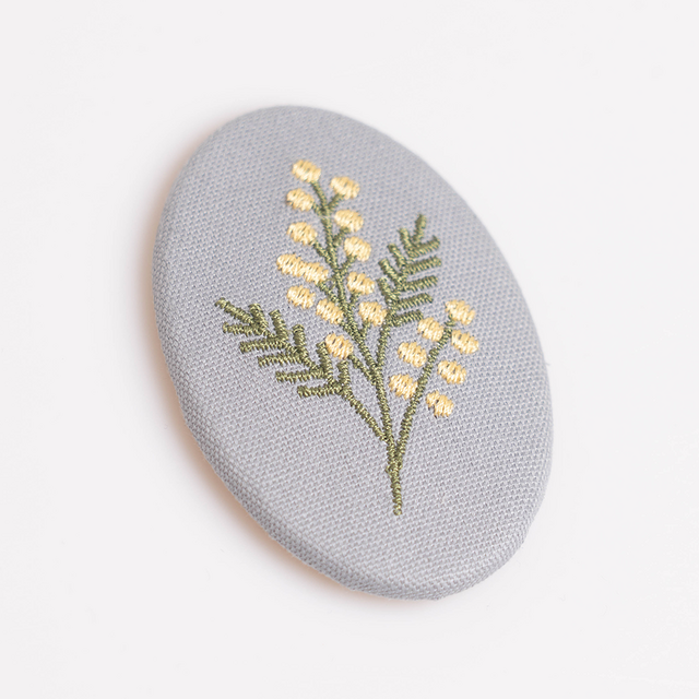 シンプルなミモザの刺繍ブローチ | iichi 日々の暮らしを心地よくする