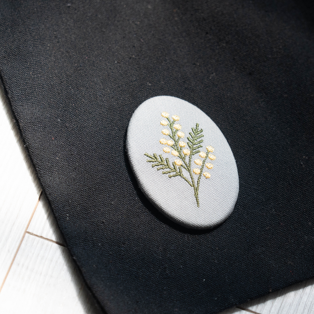 シンプルなミモザの刺繍ブローチ | iichi 日々の暮らしを心地よくする