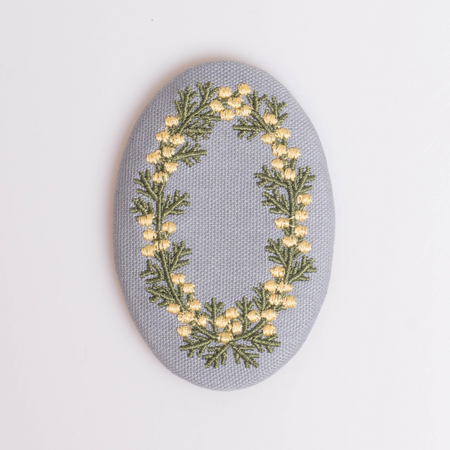 シンプルなミモザのリースの刺繍ブローチ