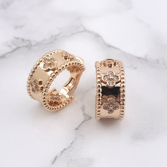 幸せのクローバー【高品質!送料無料！当日配送！】クローバー フープピアス （ピンクゴールド）