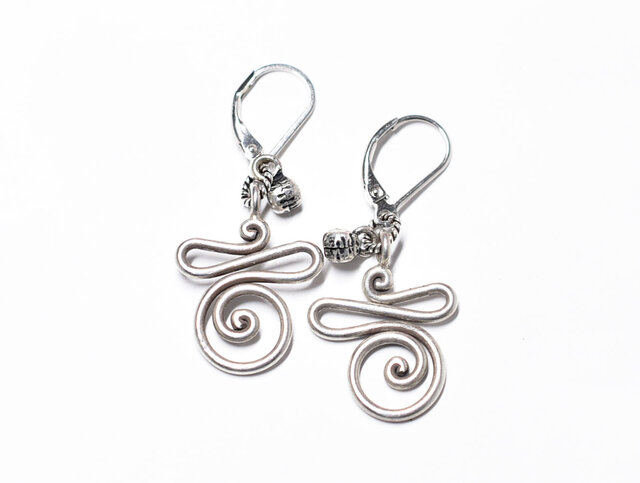 くにゃっと渦巻きカレンシルバーとインドシルバー鈴のピアス