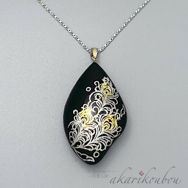 【sv925】羽根模様 黒漆と瑠璃色螺鈿のリバーシブルペンダント 螺鈿 純金箔 プラチナ箔： 金沢漆器 箔工芸 螺鈿ジュエリー