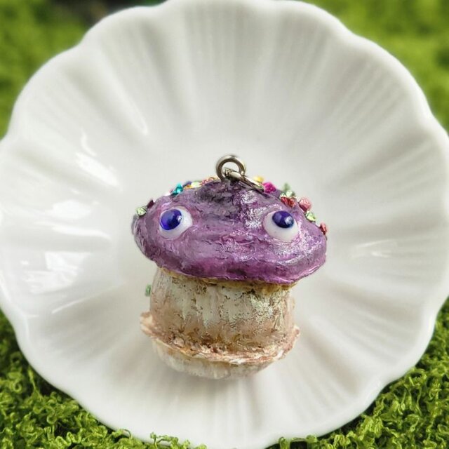 宝石が生えた森のきのこ　大きめペンダント