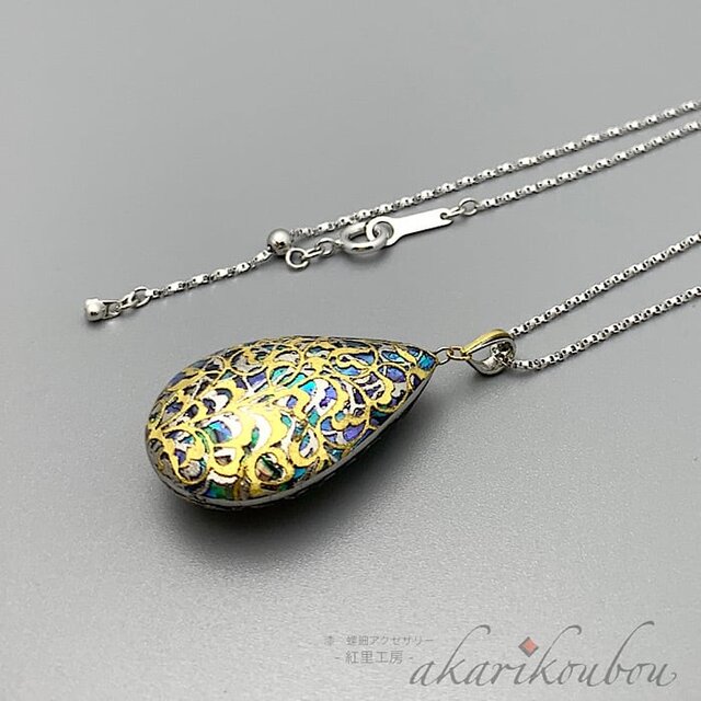 sv925】唐草模様 箔かさね 瑠璃色螺鈿と黒漆のリバーシブルペンダント