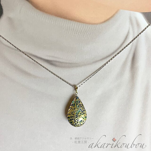 sv925】唐草模様 箔かさね 瑠璃色螺鈿と黒漆のリバーシブルペンダント