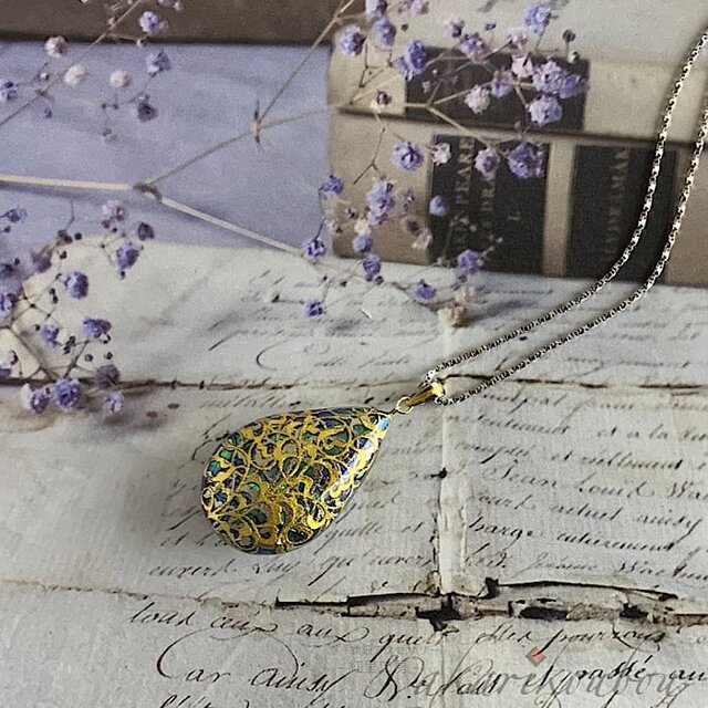 sv925】唐草模様 箔かさね 瑠璃色螺鈿と黒漆のリバーシブルペンダント