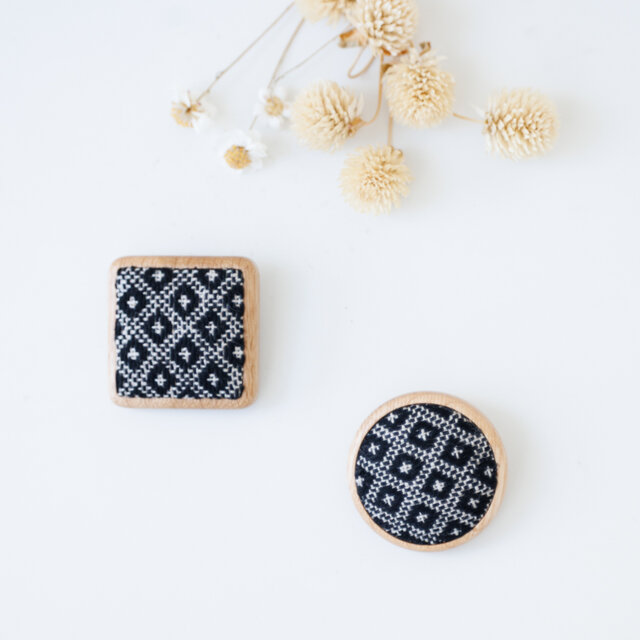 こぎん刺しブローチ　○