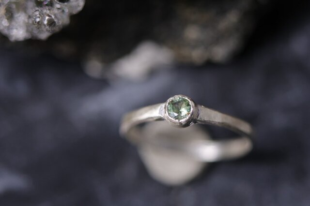 透明度の高いグリーン】Samのスリランカ産微蛍光グリーン