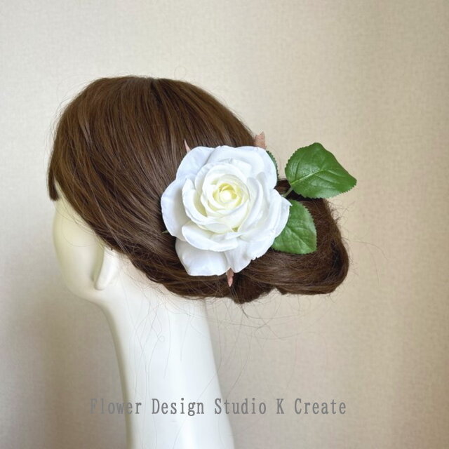 白い薔薇と葉っぱの髪飾り　髪飾り　ホワイト　バラ　薔薇　ローズ　キトリ　エスメラルダ　フラメンコ　バレエ　エトワール　ダンス　